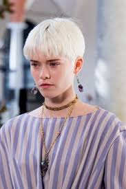Plnoštíhlé ženy budou vypadat mnohem štíhleji. 170 Haircut Ideas In 2021 Vlasy Ucesy Kratke Vlasy