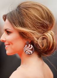 Faites une queue de cheval et constituez le chignon. 1001 Idees Comment Faire Un Chignon Decoiffe Comment Faire Un Chignon Faire Un Chignon Cheveux Visage Rond