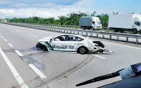 Kemalangan | kereta terbabas rempuh pembahagi jalan. Pelajar Maut Rakan Parah Selepas Audi Rs Dipandu Terbabas Langgar Lori Free Malaysia Today Fmt