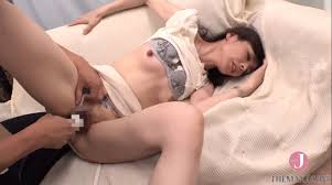 成田あゆみ】欲求不満な美人奥様ナンパ！缶ビールと淫薬と愛撫マッサージで制御不能になった人妻割れ目は電マの振動に連続絶頂 | エッチな写真