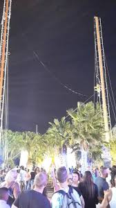 Un couple avait pris place dans la boule catapultée, et pour une raison encore inconnue, l'un des deux énormes élastiques s'est rompu. L Elastique D Une Attraction Au Cap D Agde Se Brise