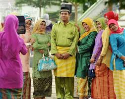 Kini, pakaian tradisional seperti baju kebaya melayu, sari india dan cheongsam cina masih digunakan dengan meluas. 5 Ragam Pakaian Melayu Dan 8 Rekomendasi Yang Apik Untuk Dikenakan Di Acara Spesial