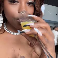 Tamra Bond's Instagram, Twitter & Facebook