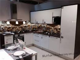 Son dönemde yapılan modern mutfakların büyük bölümünde tezgah arası olarak seramik yerine cam paneller kullanılıyor. 3d Mutfak Tezgah Arasi Cam Kaplama Fiyatlari Ve Modelleri