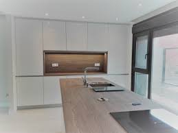 Cocina con isla con encimera de neolith color calacatta con la encimera enrasada. Encimeras De Madera Para Cocinas Blancas