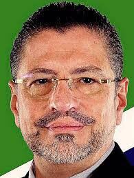 EL MACHO CARAZO, DON GUIDO Y EL JOVENCILLO DE ENTONCES. Al Presidente de la  República le hervía la sangre, sus cachetes se miraban rosados por la ira,  la desahogaba desde la tribuna