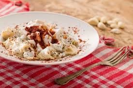 In Der Turkei Nennt Man Mit Hackfleisch Gefullte Teigtaschen Manti Und Sie Sind Ein Absoluter Genuss Rezepte Turkisches Essen Rezepte Manti Rezept