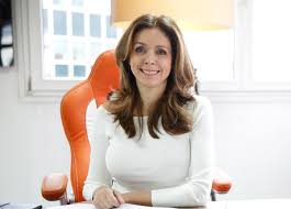 Dans patron incognito, sur m6, un patron passe cinq jours en immersion dans sa propre entreprise pour se rendre compte de ce qu'il se passe vraiment sur le terrain. Patron Incognito Karine Cohen Premiere Femme Sous Couverture Sur M6 Toutelatele
