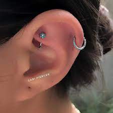 Rook Piercing C Barbell Curvo Em Titanio E Rosa Interna Com Flor Cravejada C Swarovski E Helix Piercing C Argola Tambem Em Rook Piercing Piercing Piercings