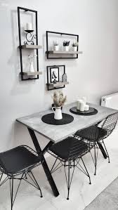 Aydinlatmasindan Aksesuarlara Bu Mutfak Tasariminin Her Detayi Uyumlu J Aksesuarlar In 2020 Metal Chairs Kitchen Shelves Decor