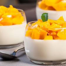 Mousse A La Vanille Sous Des De Mangue Caramelises Au Thermomix C Recette Recette Panna Cotta Recette Verrines Mangue