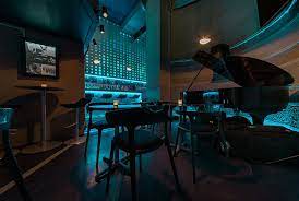 goblin 赤坂music hall店 赤坂駅から徒歩5分程にあるライブバー型撮影スタジオ グランドピアノやドラムセットを始めとした本格的な楽器が整っております もちろん演奏も可能ですので ライブシーンやミュージックビデオ等の音出しを含む撮影には最適 また 1階