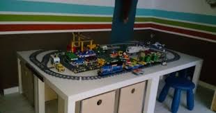 lego en legotreintafel gemaakt met lacktafels van ikea 4 met houten bakken eronder voor het opbergen van legoblokken ook v speelkamer opberging opberg ideeen