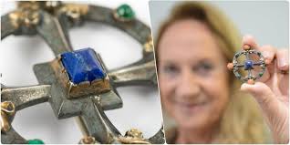 A story of luck: a woman bought a brooch for $35, but the jewelry costs  tens of thousands of dollars (4 photos) » Nevsedoma