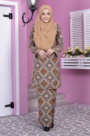 Walaupun riau & pahang adalah 2 buah negeri yang berjauhan, perhubungan politik dan sosial budaya yang terjalin sewaktu zaman kerajaan melayu melaka terserlah dengan terciptanya potongan. Baju Kurung Pahang Perry Hot Brown Muslimahclothing Com
