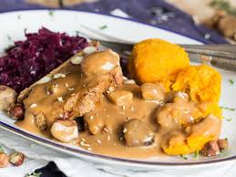 Zitronenrotkraut Und Susskartoffel Kurbis Knodeln Zu Nussbraten Mit Maronensauce Veganer Nussbraten Lebensmittel Essen Rotkraut