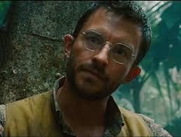 Bebé despierta nuevas fotos de Jonathan Bailey (y sus gafas perfectas) en  Jurassic World Rebirth acaban de caer 😮 💨