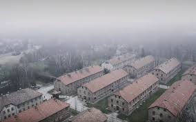 Osvětim (rod ženský) (zřídka osvěnčín nebo osvěčím, polsky oświęcim ošfěnčim (rod mužský), německy auschwitz aušvic, slovensky osvienčim, romsky aušvica nebo osvěnčim) je polské čtyřicetitisícové okresní město v malopolském vojvodství ležící při ústí řeky soły do visly. Mrazive Zabery Z Tovarny Smrti Dron Natocil Byvaly Koncentracni Tabor Osvetim Security Magazin