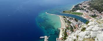 Omiš kisebb középdalmáciai város és kikötő, amely split és makarska között fekszik, a cetine folyó forrásánál. Omisban Nyaralnal Olcso Szallasok Latnivalok Itt