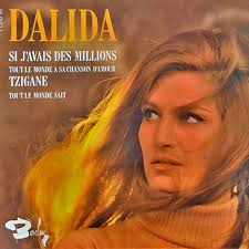Yolanda gigliotti, plus connu son le nom de dalida est une chanteuse d'origine italienne qui a vu sa carrière démarrer en en 1956 avec la sortie d'un 1er 45 tours intitulé « madona », suivit d'un 2ème au succès timide. Dalida Site Officiel 45 T Bey 524