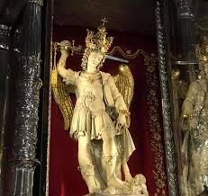 I migliori hotel e alberghi vicino a statua di san michele arcangelo, san giovanni rotondo, italia: Monte Sant Angelo La Spada Di San Michele Arcangelo In Processione Contro Il Coronavirus Foggia Reporter