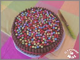 Gateau D Anniversaire Aux Fingers Et Aux Smarties Grignot Nat Gateau Smarties Gateau Gateau Anniversaire