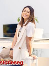 وظهرت فاطمة المؤمن وخاتم الخطوبة بيدها،وهي تقف بجانب خطيبها الذي أخفى وجهه أيضاً بيده كما فعلت هي ، وعلقت قائلة. Ø±ÙˆØ§Ù† Ø§Ù„Ø¹Ù„ÙŠ Ø²ÙˆØ¬Ù‡Ø§ Ø¯ÙŠØ§Ù†ØªÙ‡Ø§ Ø¹Ù…Ø±Ù‡Ø§ Ø£Ø¹Ù…Ø§Ù„Ù‡Ø§ ÙˆØ£ÙƒØ«Ø±