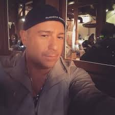 What brand is her 🙀??