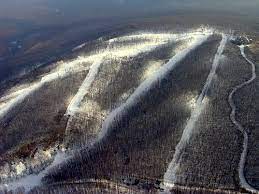 With a peak elevation of 530 m it offers skiers and snowboarders a 197 m vertical drop. Epleny Siarena Ski Resort Guide Lagenkarte Epleny Siarena Ski Urlaub Unterkunft