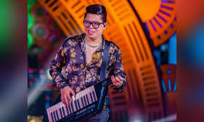 No final de 2014, a sua música gordinho gostoso bombou na internet e depois foi gravada pela banda luxúria, fazendo com que desde 2016, dj ivis é o diretor musical de uma das bandas que fazem mais sucesso no cenário do forró no brasil, o xand avião. Podcast E Hit Dj Ivis Fala Sobre A Crescente Do Piseiro E Da Carreira Como Cantor E Hit Diario Do Nordeste