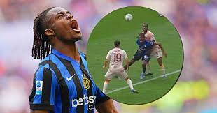 "Fatti i fatti tuoi": il presunto dialogo al Var sul rigore non fischiato a Bisseck in Inter-Roma. L'audio non c'è