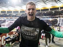 Vielleicht um eine kiste bier oder so! Frankfurts Lukas Hradecky Habe Ich Bier Im Kuhlschrank Goal Com