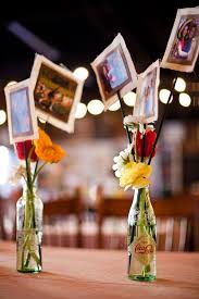 Wedding banquet, rehearsal dinner, table, yellow, centrepiece, flower, meal,. Mural De Decor Usando Fotos De Jeitos Diferentes Rehearsal Dinner Decorations Wedding Photo Display Rehearsal Dinner Decor
