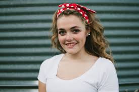 Das volumenoberteil wird effektiv mit glatten seiten kombiniert. Rockabilly Frisur Fur Frauen Ein Treffen Von Retro Und Rock