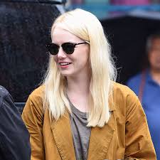 Emma stone has blone hair color again. Emma Stone Steps Out With Long Blonde Hair