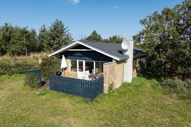 In this episode, we check out how to create a boho flower decoration with empty egg carton trays, how technology can help you monitor your water intake, chef. Haus Mit Geschlossener Terrasse Auf Rasengrundstuck