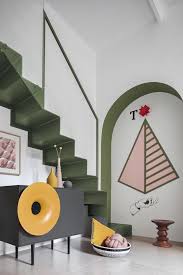 The group designed postmodern furniture, lighting, fabrics, carpets, ceramics, glass and metal objects. Klein Aber Fein Eine Hommage An Das Memphis Design Auf 15 Quadratmetern Decohome