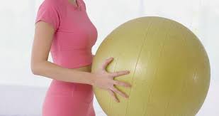 The ball can be difficult for beginners because it creates an unstable surface, but with a little practice, an exercise ball can be a great tool and even help you use your muscles in new ways. Asiatische Frau Kniebeugen Mit Yoga Ball 2220009 Stock Video Bei Vecteezy