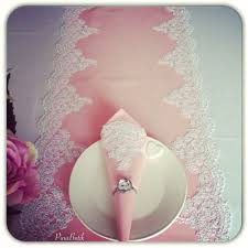 Beyaz Masa Ortusu Uzerine Pembe Fransiz Gupurlu Runner Ve Pecete Takimi Satin Almak Icin Pinabutik Gmail Com Dantel Fikirler Dugun