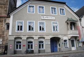 About 11,600 people lived there in 2001. Lafc Rathaus Waidhofen Ybbs