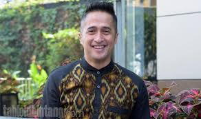 (lahir di bandung, 15 oktober 1975; Irfan Hakim Sempat Terinfeksi Covid 19 Ngobrol Pakai Walkie Talkie Seleb Tempo Co