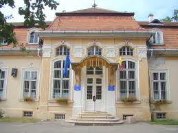 Castelul teleki este așezat în cadrul unui impresionant parc dendrologic cu statui alegorice. FiÈier Ro Ms Castelul Teleki Din Dumbravioara 2 Jpg Wikipedia