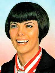 Her father who was a stonecutter for the cemetery possessed the voice of a tenor and had also dreamed of being a singer. Mireille Mathieu