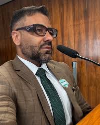 Participando da CP.i das B3t s no Senado.