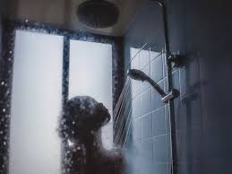 Banho quente traz alívio em dias estressantes e tristes; entenda os motivos  - 10122020 - UOL VivaBem