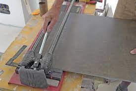 Der glasschneider ist ein griff mit massiver metallklinge oder metallrädchen. Grossformatfliesen Verlegen Teil 2 Fliesen Schneiden Und Einrichten Anleitung Diybook De