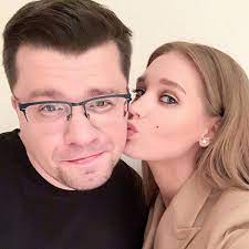 Частота вещания радиостанции в москве — 90.3 fm и укв — 68,0 мгц. Advokat Kristiny Asmus Vpervye Osvetil Podrobnosti Brakorazvodnogo Processa Aktrisy S Garikom Harlamovym Vokrug Tv