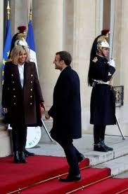 Les gardes du corps de la présidence de la république sont censés, ou en tout cas les institutions seraient en droit au moins de l'espérer, être brigitte macron a récemment et bruyamment engueulé son mari et chef de l'état, accablé par les affaires, les déconvenues politiques et une popularité en. 350 Brigitte Macron Ideen In 2021 Mode Paris Mode Modestil