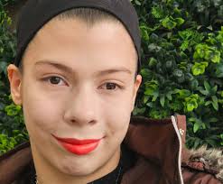 Laila Nefa: La historia detrás de la voz que ilumina corazones en la  peatonal sanjuanina