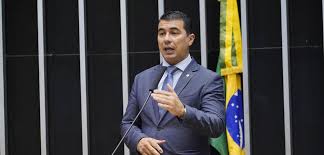 O projeto de lei 3895/2020, de autoria do deputado federal luis miranda (dem/df), cria um programa de acesso a livros para às populações de baixa renda. Uvenyd3rrbhfwm
